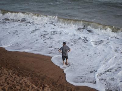 阵风10级！实拍巨浪：有游客涉险戏水