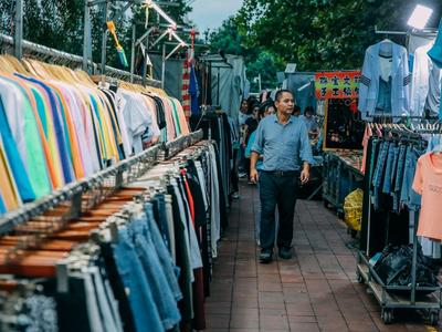 倒卖牟利、缺乏监管，回收箱内的旧衣服去哪了？