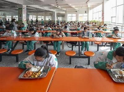 连云港回应学生餐配送公司绞肉机有蛆虫：全面排查