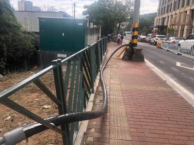 记者在现场ￜ电力改造迟迟未完工  电缆挡了人行道