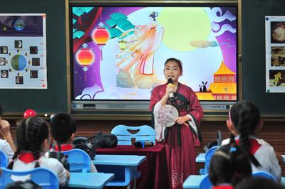 戴VR头盔“赏月”！青岛这群小学生的课堂忒酷炫