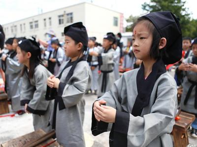 学童“开笔破蒙” 体验传统文化