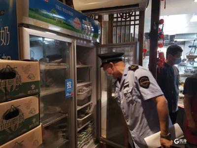 市南护航食安再出利剑，由记者随机指定餐馆直击后厨，结果发现……