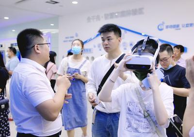 是什么让这座城市越来越“聪明”？走进5G智慧城市体验馆|见证青岛