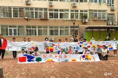 小朋友雨中打伞画十里长卷，为祖国庆生