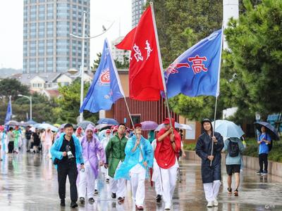 硬核军训！五十八中上千名新生雨中拉练