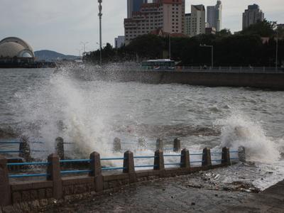 阵风10级！实拍巨浪：有游客涉险戏水