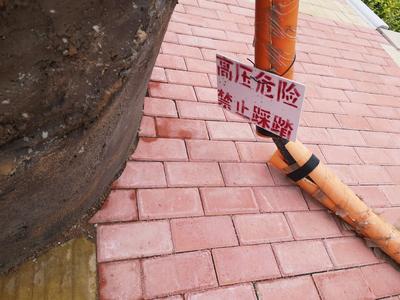 记者在现场ￜ高压线横“躺”人行道  市民过路忧安全