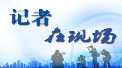 记者在现场ￜ唐岛湾湿地公园1号门前：围挡广告破损，居民呼吁更新