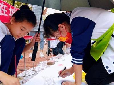 小朋友雨中打伞画十里长卷迎国庆