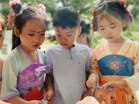 解锁中秋新技能！青岛萌娃穿汉服过节