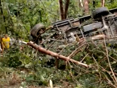 突发！安徽太湖一辆皮卡车坠崖，致12人死亡