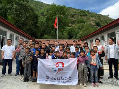 情牵大山深处，崂山区在陇南这所距县城50公里、大山深处学校，竖起了篮球架