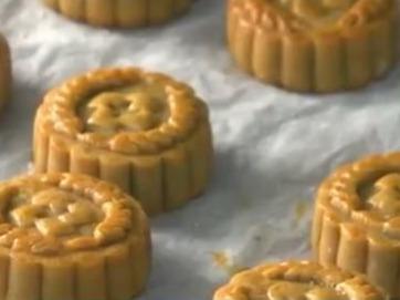 月饼一次吃几个？医生：食用月饼一天别超过一百克