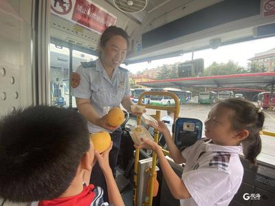 情暖中秋，市南交警与德县路小学师生为公交驾驶员送月饼