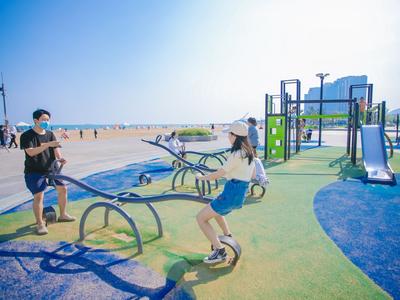 不止泡海澡！解锁石老人浴场的N种逛玩方式 | 云游青岛