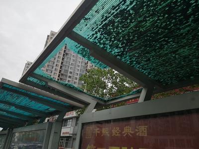 记者在现场ￜ顶棚破损、存污渍 公交站点遭“差评”