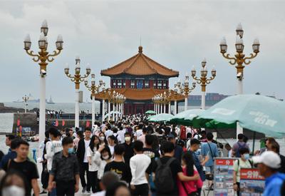 围观！中秋假期首日的栈桥是这样的