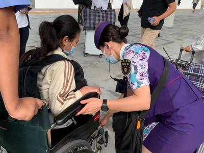 两位视障学生坐上青岛客运段值乘列车，下车时她紧紧握住了列车长的手……