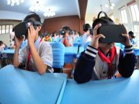 戴VR头盔“赏月”！青岛这群小学生的课堂忒酷炫