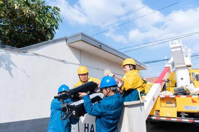 带电喷涂裸导线绝缘层用上机器人，国网胶州市供电供电持续加大技术创新力度系青岛首家