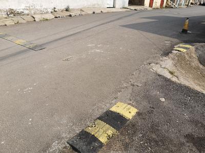 记者在现场ￜ社区道路减速带破损  市民急盼修复