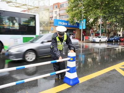 即墨拟在盛兴路这一路段设置中央隔离护栏，限时间段禁止在信号灯路口处掉头
