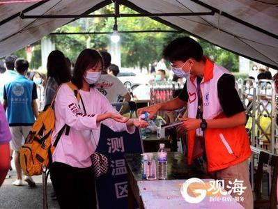 300米长廊护航、5G实时直播——青理工：新生报到“无惧风雨”