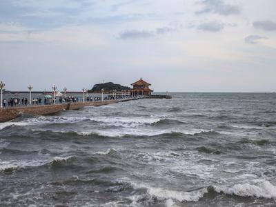 阵风10级！实拍巨浪：有游客涉险戏水