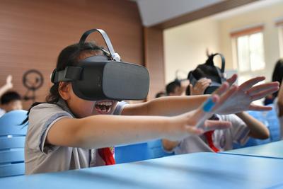 戴VR头盔“赏月”！青岛这群小学生的课堂忒酷炫