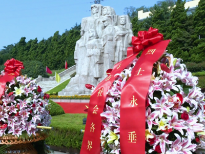 青岛市向人民英雄敬献花篮仪式举行，胡中明惠新安出席