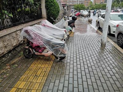 记者在现场ￜ人行道成电动车停车区、外卖人员等餐区