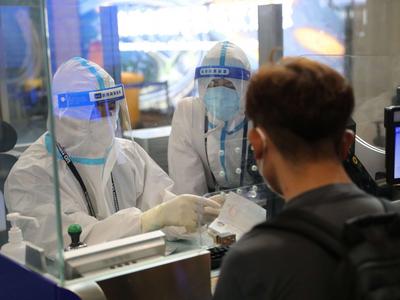 严守外防输入主阵地！青岛机场入境边检站筑牢国门疫情防线