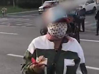 拦婚车举二维码要钱，辽宁铁岭8名老人被训诫