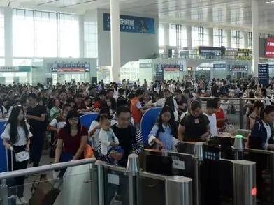 中秋假期火车票今起开售，外出旅游“三件套”“五还要”不能少