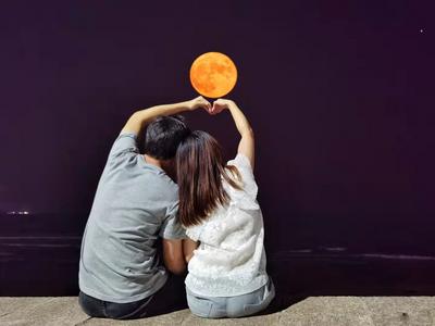 月亮好不好看不重要，关键是跟谁一起看！6张中秋赏月图