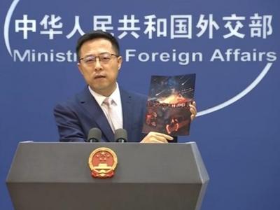 赵立坚现场展示漫画，三问美国保护的是什么人权？
