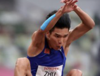 东京残奥男子跳远T38级比赛，中国队包揽金银！