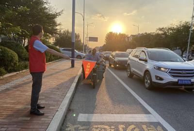 胶州：“红马甲”照亮文明路