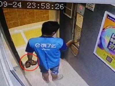 外卖员送餐中途“顺”走鞋，饿了么平台回应：属实，拉黑处理