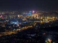 金色圆月高挂夜空，万家灯火扮靓岛城   