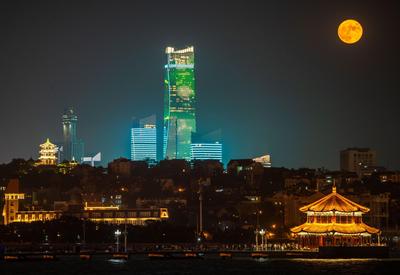 金色圆月高挂夜空，万家灯火扮靓岛城   