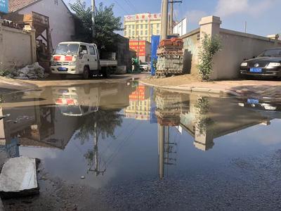 记者在现场ￜ路口积水 市民出行受阻