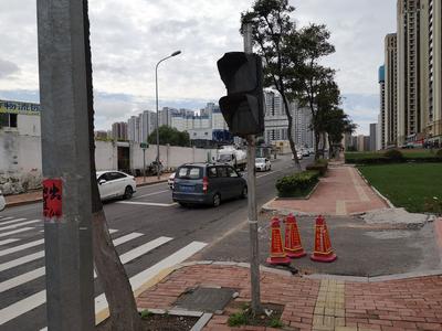 记者在现场ￜ人行横道信号灯存故障  市民通行失据