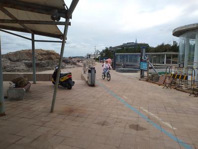 记者在现场｜地砖破碎 车辆穿行 青岛网红景点现安全隐患