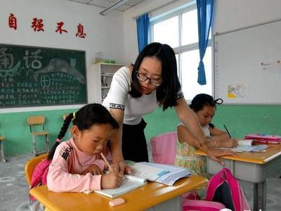 青岛这所海岛学校全校13名学生，9名教师，教师平均年龄约30岁