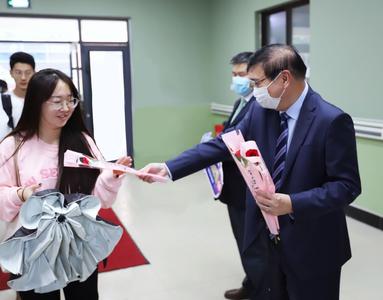 送你一朵小红花|青岛城市学院开学第一课精彩绽放！
