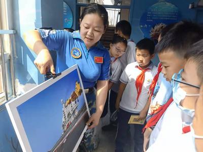  逐梦深蓝讲师团走进青岛敦化路小学，宣讲党史和海洋国防知识