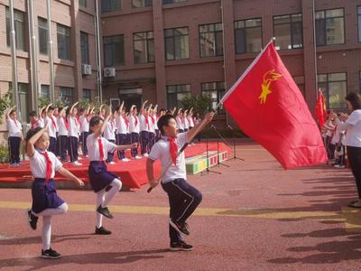 青岛普新小学举行迎国庆诗歌朗诵活动