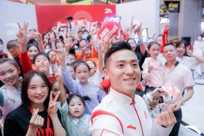 花式迎国庆！董栋带你体验蹦床